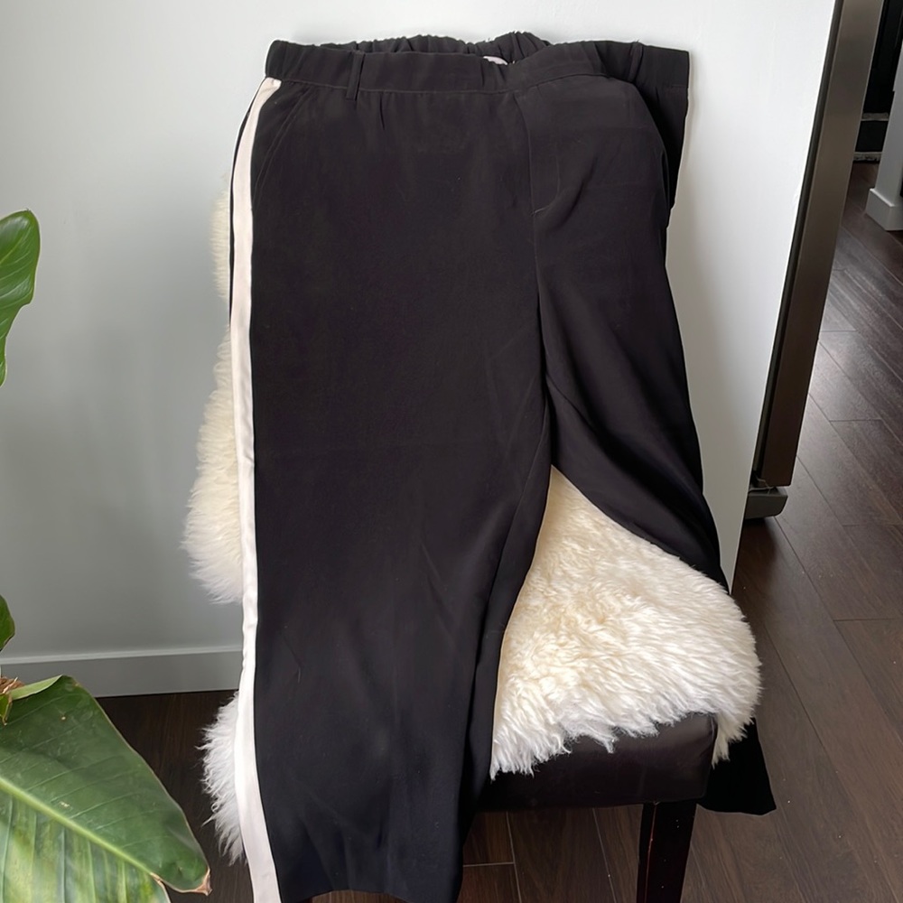 EUC Black fitted crop pant